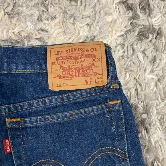 Size 29 Levi's Cutoff Shorts - Picture 3 of 4
